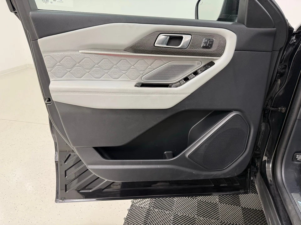 2025 Ford Explorer 6th Gen - Image 13 of 31