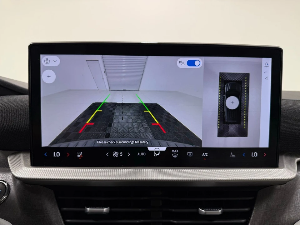 2025 Ford Explorer 6th Gen - Image 21 of 31
