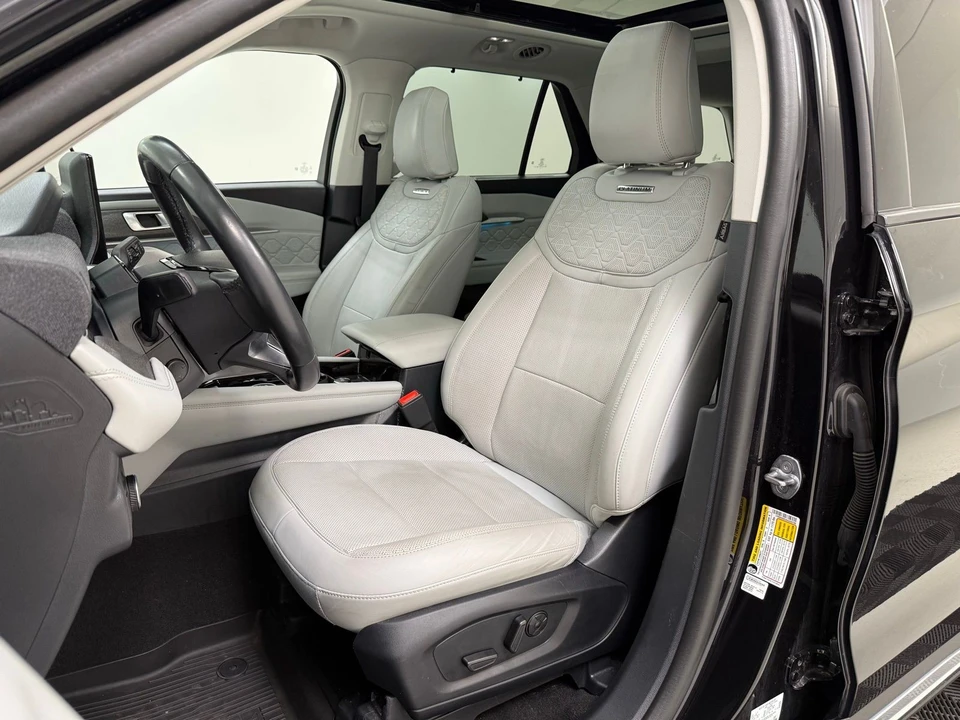 2025 Ford Explorer 6th Gen - Image 17 of 31