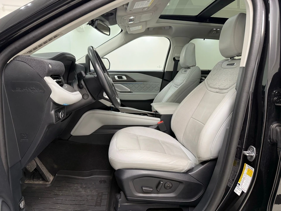2025 Ford Explorer 6th Gen - Image 16 of 31