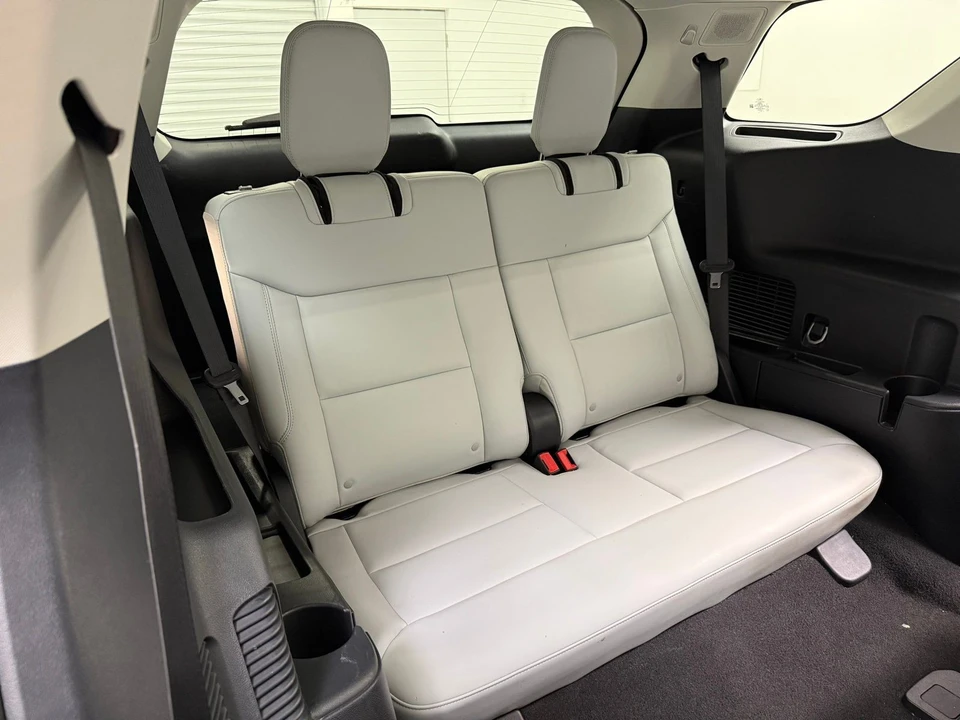 2025 Ford Explorer 6th Gen - Image 24 of 31