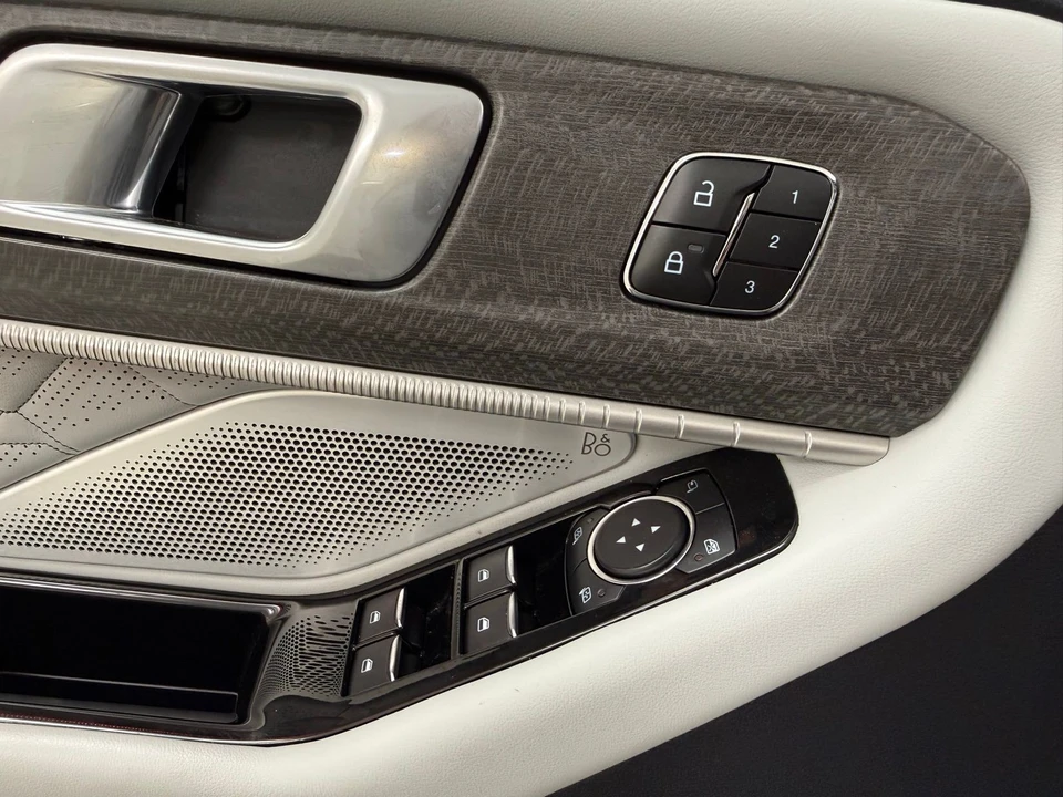 2025 Ford Explorer 6th Gen - Image 14 of 31