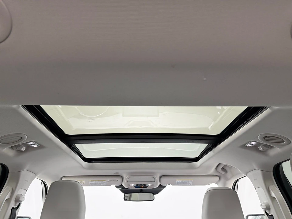 2025 Ford Explorer 6th Gen - Image 11 of 31