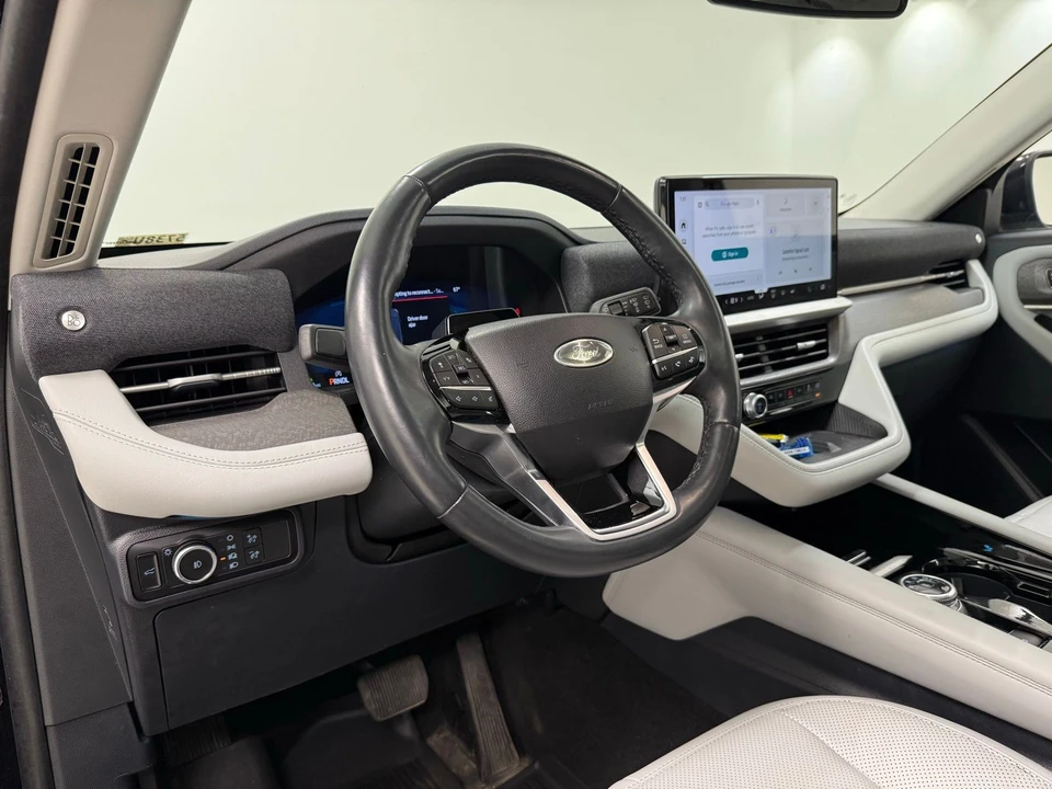2025 Ford Explorer 6th Gen - Image 15 of 31