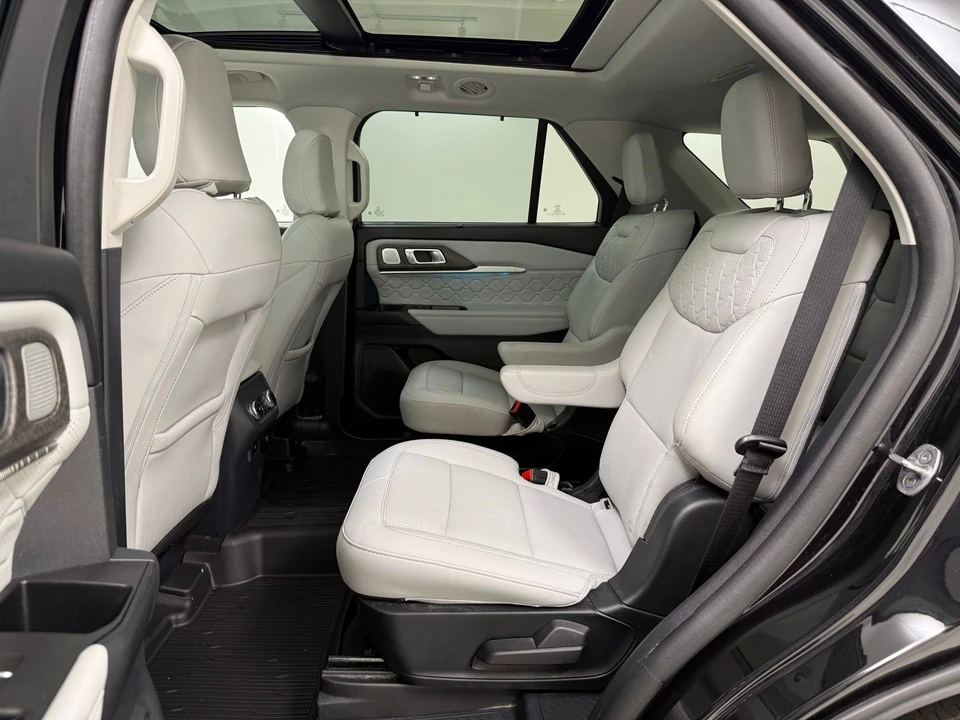 2025 Ford Explorer 6th Gen - Image 26 of 31