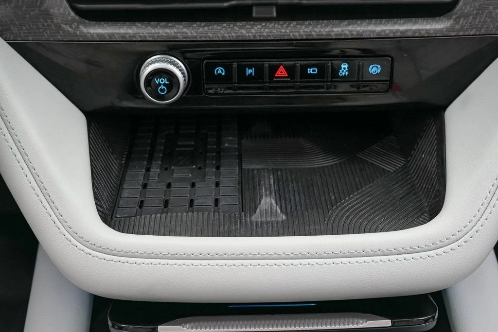 2025 Ford Explorer 6th Gen - Image 17 of 21