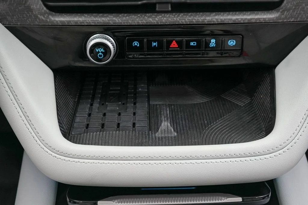 2025 Ford Explorer 6th Gen - Image 17 of 21