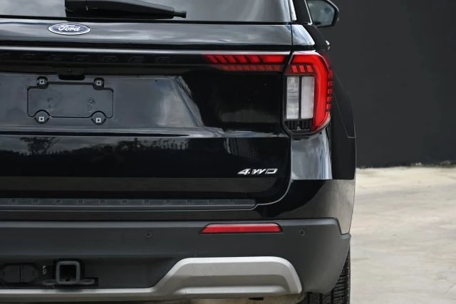 2025 Ford Explorer 6th Gen - Image 8 of 21