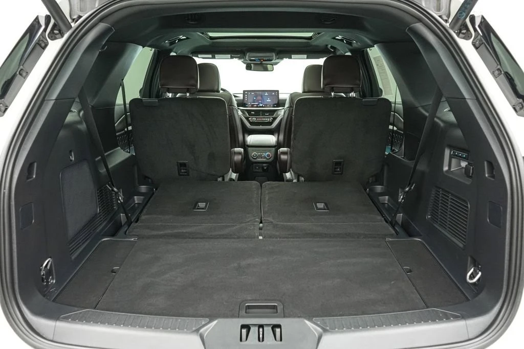 2025 Ford Explorer 6th Gen - Image 24 of 31