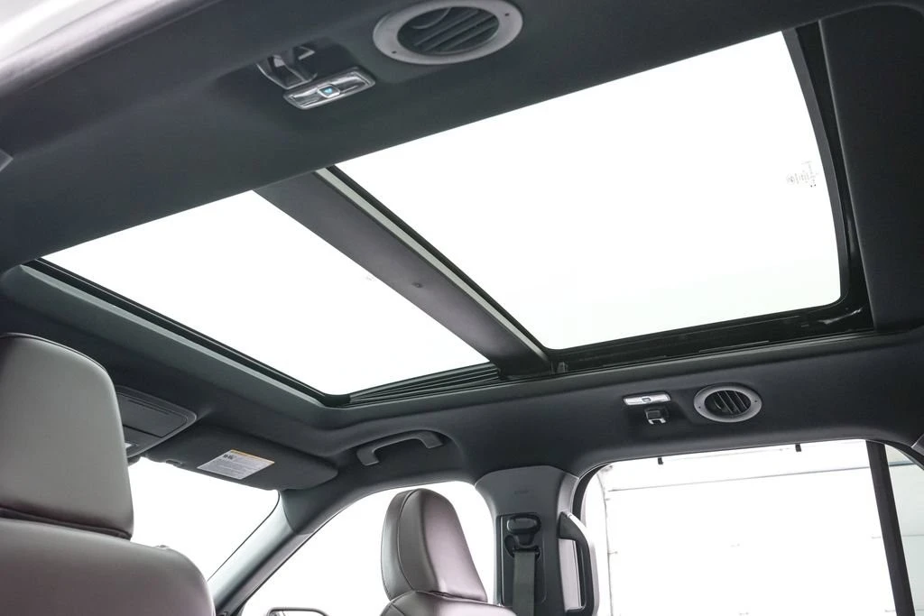 2025 Ford Explorer 6th Gen - Image 22 of 31