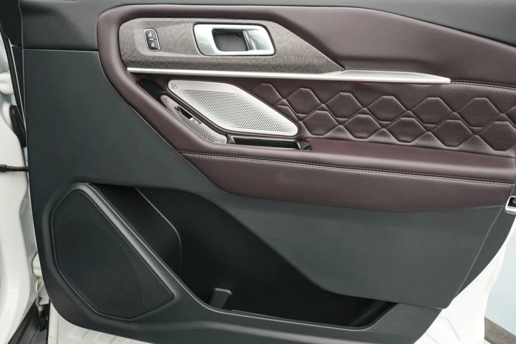 2025 Ford Explorer 6th Gen - Image 29 of 31