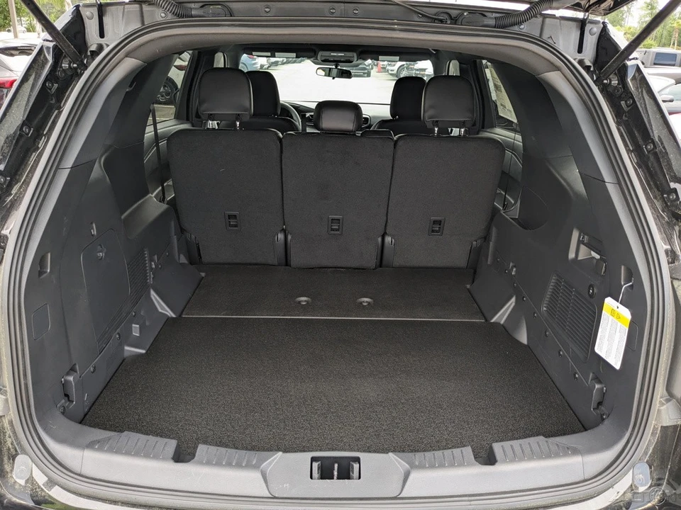 2025 Ford Explorer 6th Gen - Image 15 of 21