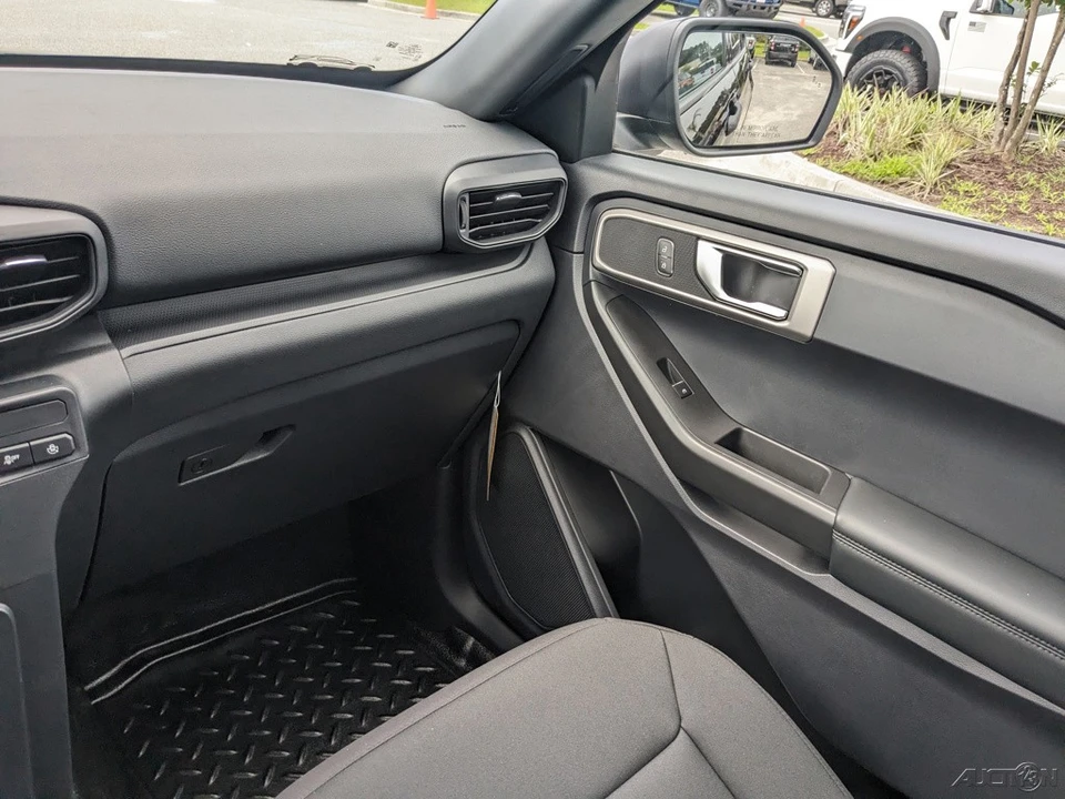 2025 Ford Explorer 6th Gen - Image 19 of 21