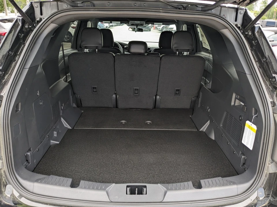 2025 Ford Explorer 6th Gen - Image 15 of 21