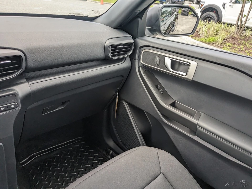 2025 Ford Explorer 6th Gen - Image 19 of 21