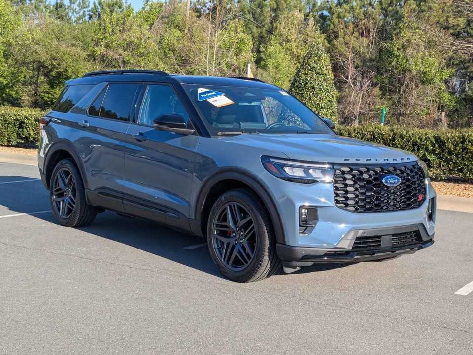 2025 Ford Explorer 6th Gen - Image 2 of 21