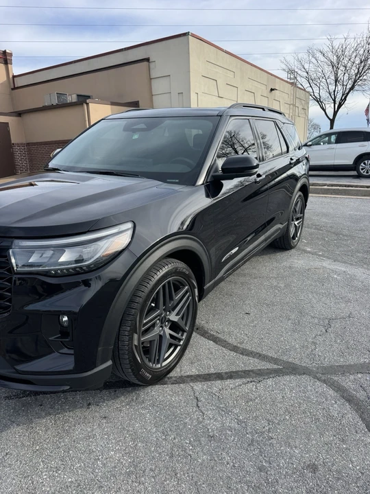 2025 Ford Explorer 6th Gen - Image 2 of 21
