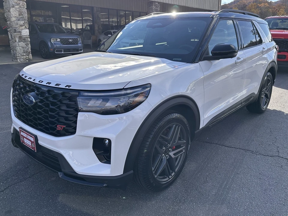 2025 Ford Explorer 6th Gen - Image 2 of 12