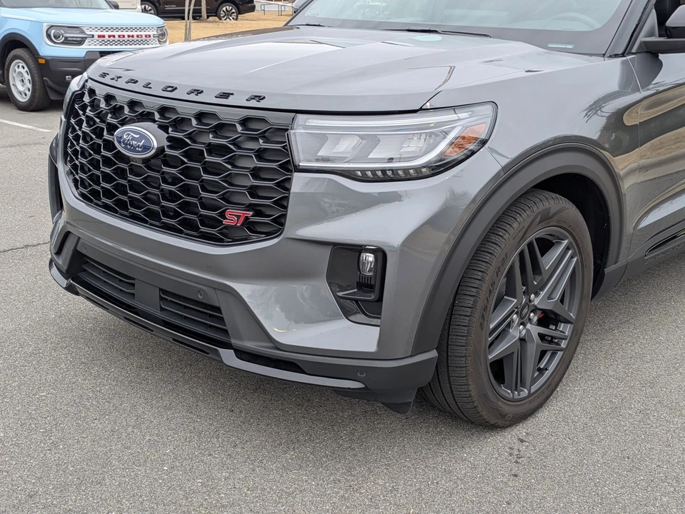 2025 Ford Explorer 6th Gen - Image 10 of 12