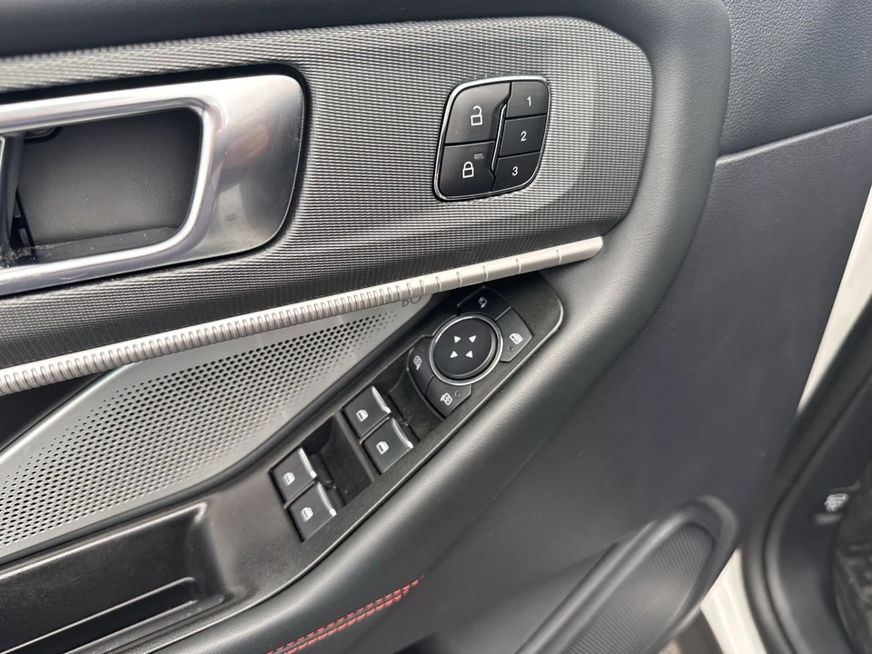 2025 Ford Explorer 6th Gen - Image 18 of 21