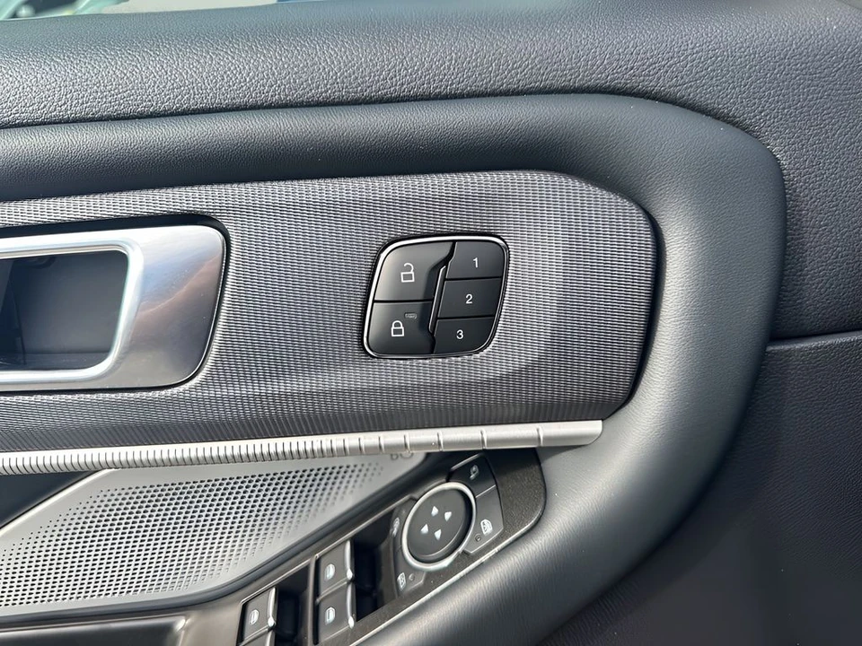 2025 Ford Explorer 6th Gen - Image 11 of 21