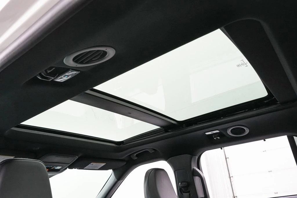 2025 Ford Explorer 6th Gen - Image 24 of 31
