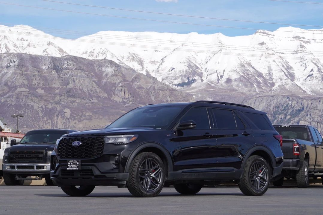 2025 Ford Explorer 6th Gen - Image 2 of 12