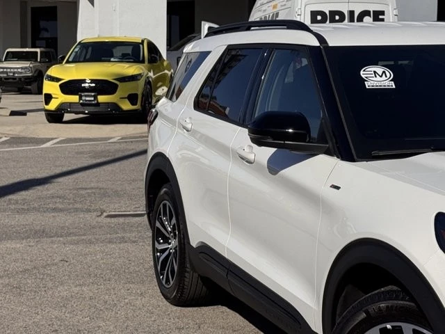2025 Ford Explorer 6th Gen - Image 5 of 12