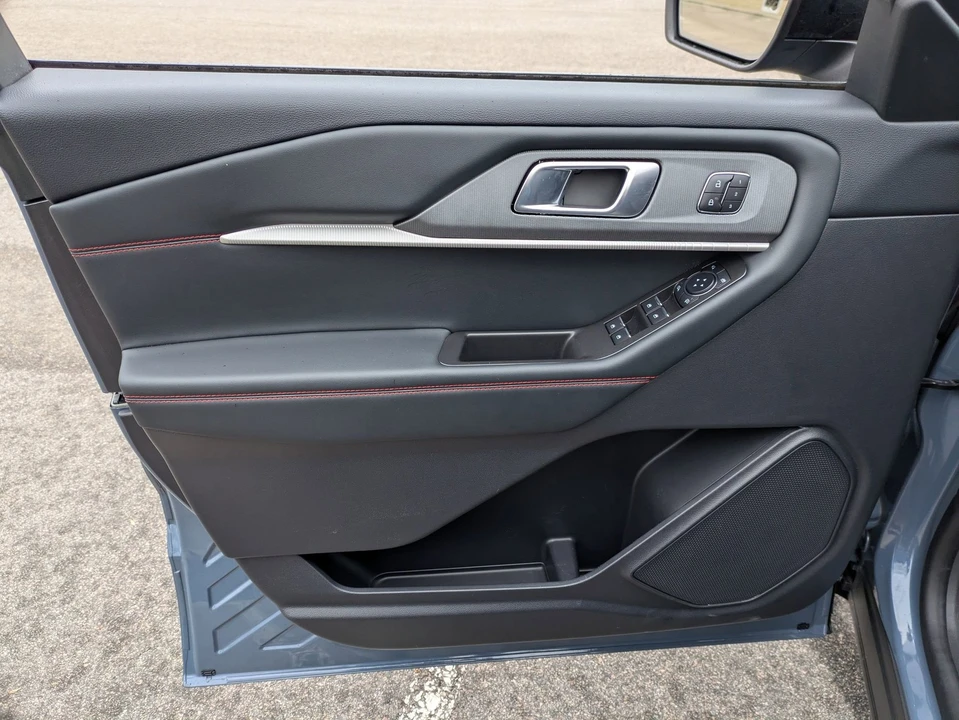 2025 Ford Explorer 6th Gen - Image 16 of 21