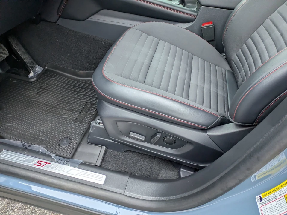 2025 Ford Explorer 6th Gen - Image 14 of 21