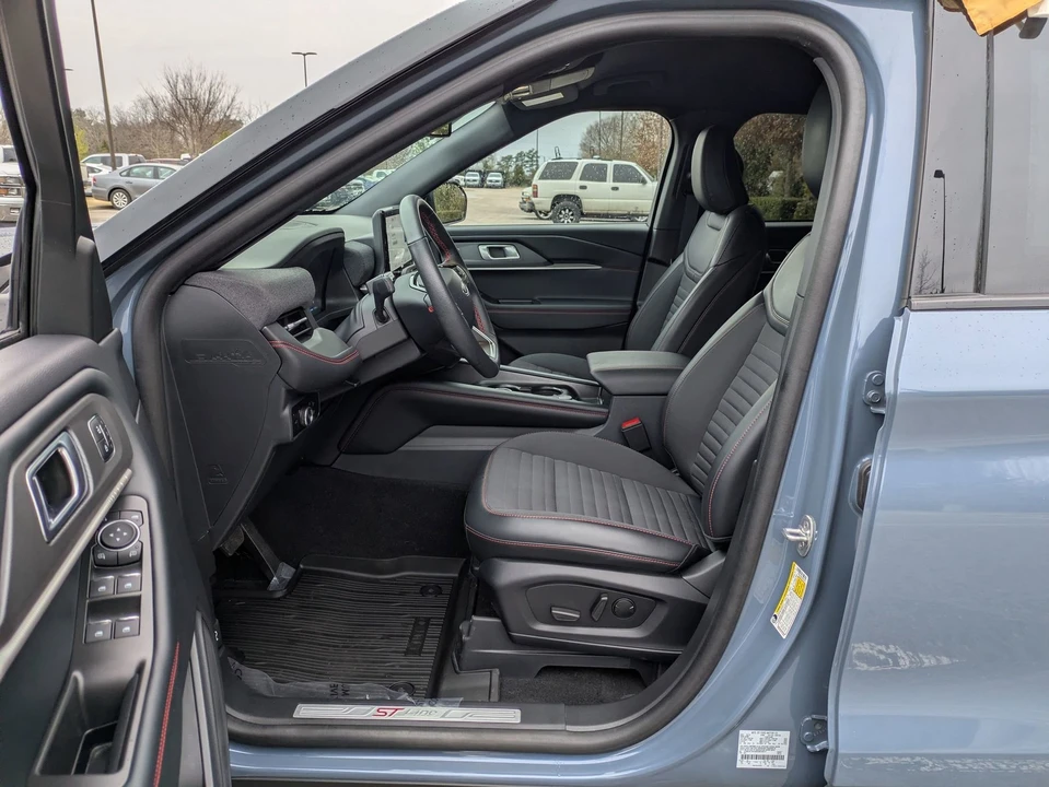 2025 Ford Explorer 6th Gen - Image 13 of 21