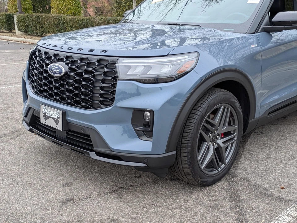 2025 Ford Explorer 6th Gen - Image 10 of 21