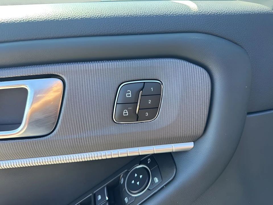 2025 Ford Explorer 6th Gen - Image 11 of 12