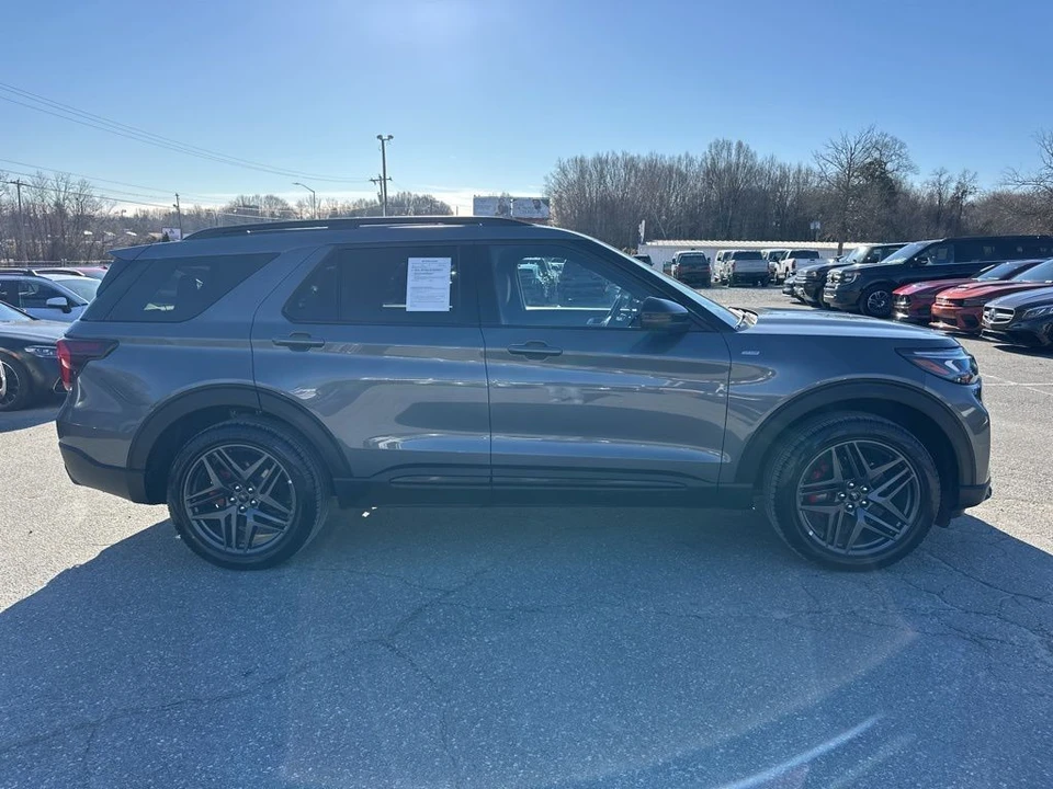 2025 Ford Explorer 6th Gen - Image 6 of 12