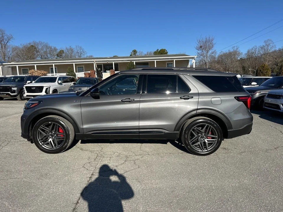 2025 Ford Explorer 6th Gen - Image 2 of 21