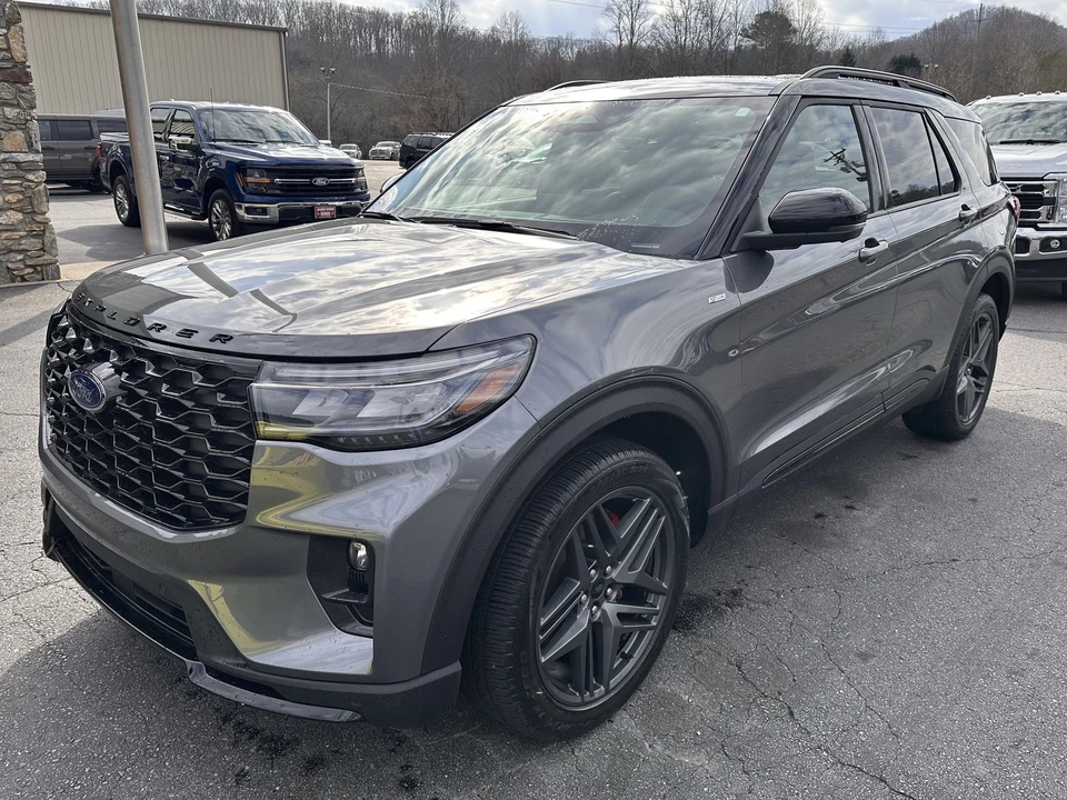 2025 Ford Explorer 6th Gen - Image 2 of 12