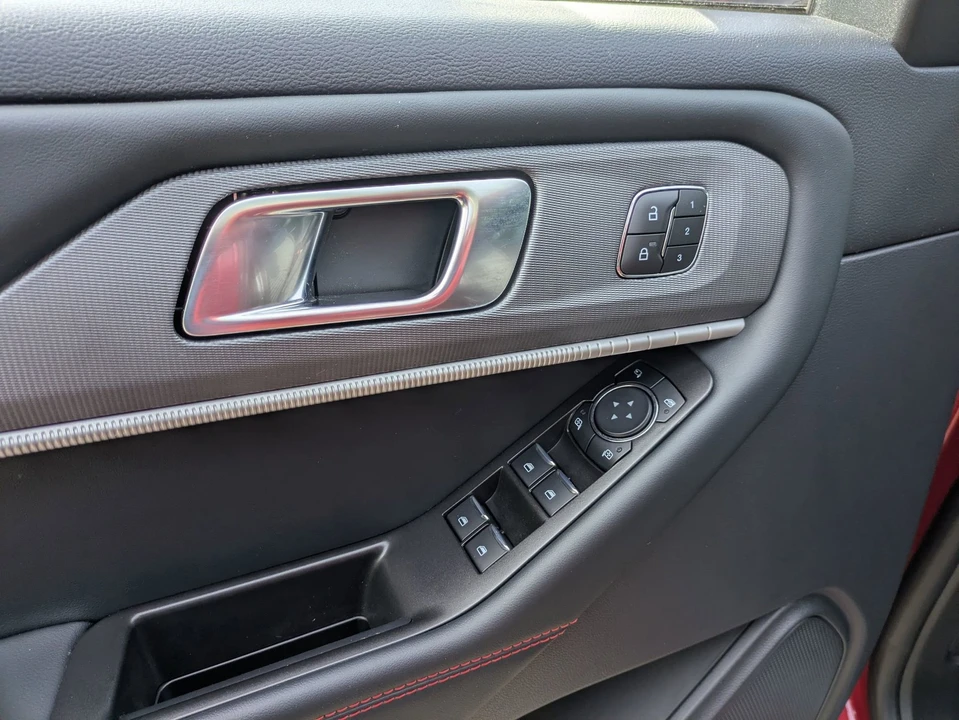 2025 Ford Explorer 6th Gen - Image 17 of 21