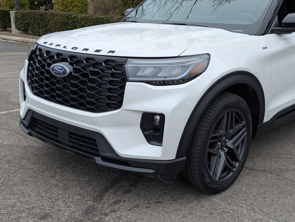2025 Ford Explorer 6th Gen - Image 10 of 12