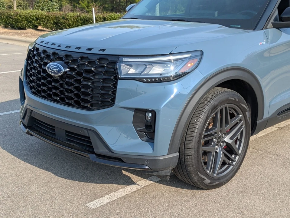 2025 Ford Explorer 6th Gen - Image 10 of 21