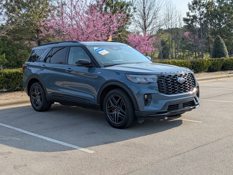 2025 Ford Explorer 6th Gen - Image 2 of 21