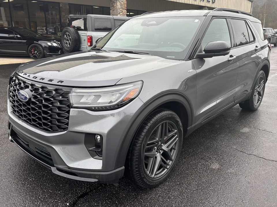 2025 Ford Explorer 6th Gen - Image 2 of 21