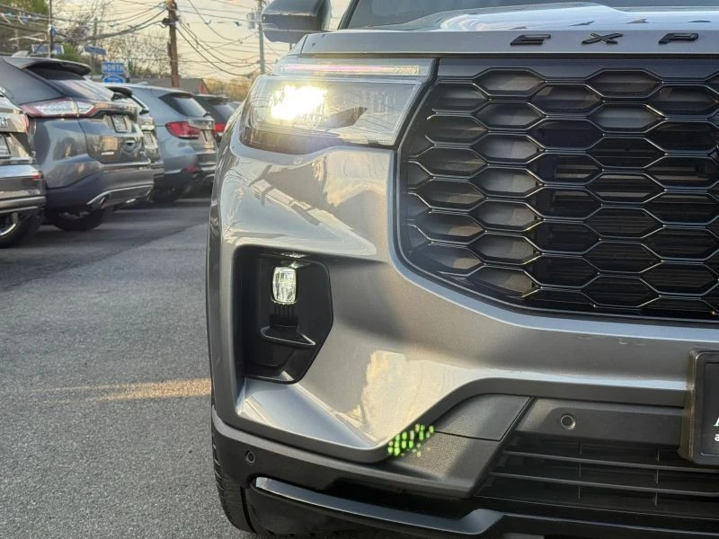 2025 Ford Explorer 6th Gen - Image 2 of 12