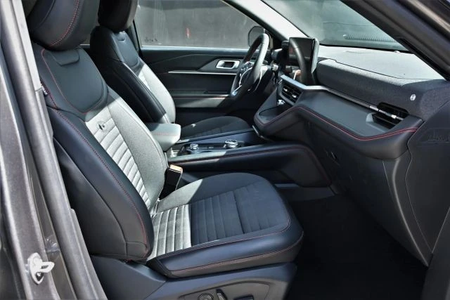 2025 Ford Explorer 6th Gen - Image 15 of 21