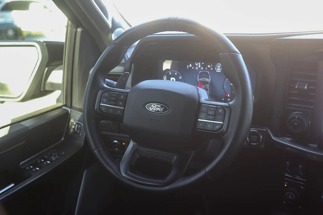 2025 Ford F-150 Raptor 14th Gen - Image 14 of 31