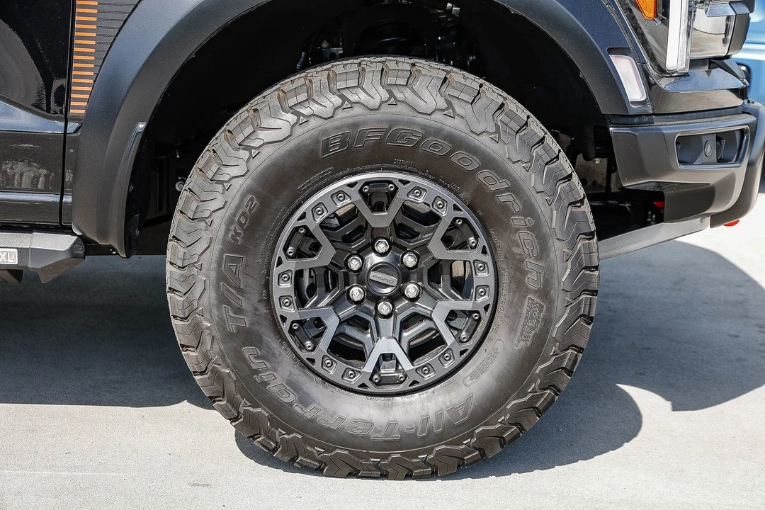2025 Ford F-150 Raptor 14th Gen - Image 9 of 31