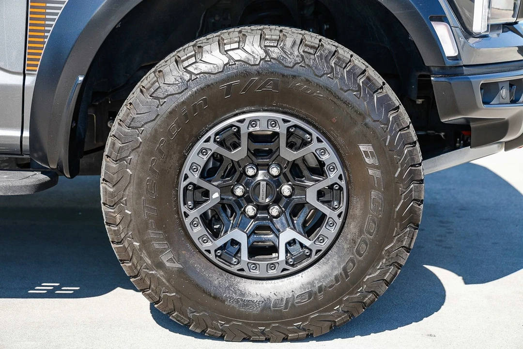 2025 Ford F-150 Raptor 14th Gen - Image 9 of 31