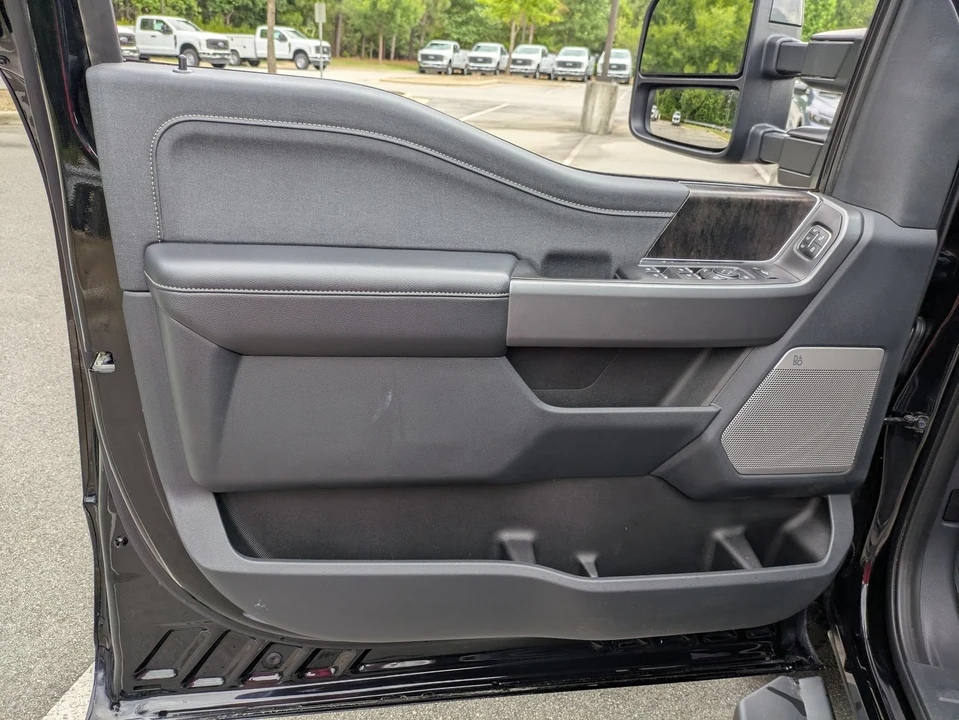 2025 Ford Super Duty 5th Gen - Image 16 of 31