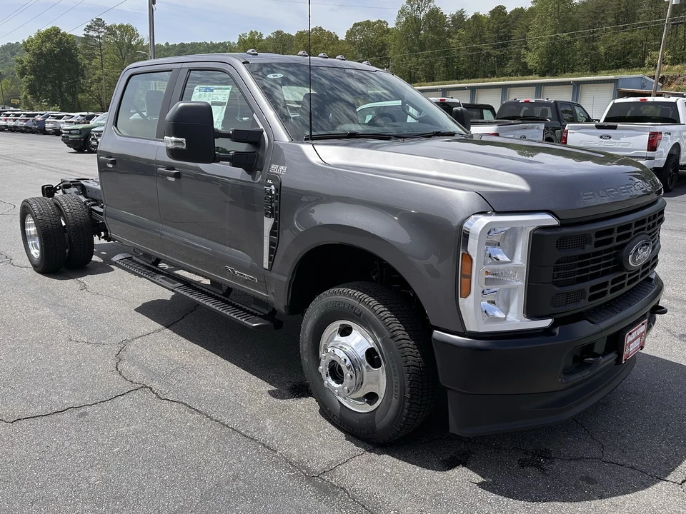 2025 Ford Super Duty 5th Gen - Image 4 of 21