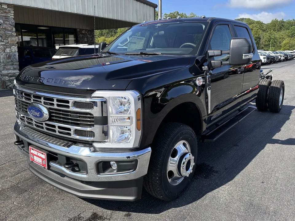 2025 Ford Super Duty 5th Gen - Image 2 of 21