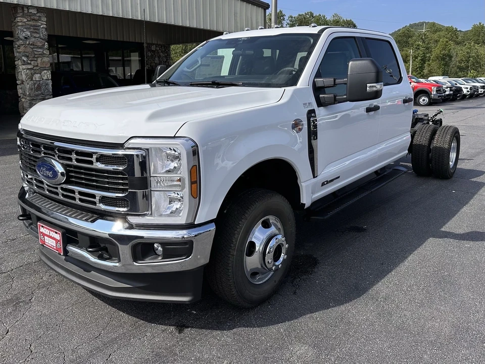 2025 Ford Super Duty 5th Gen - Image 2 of 21